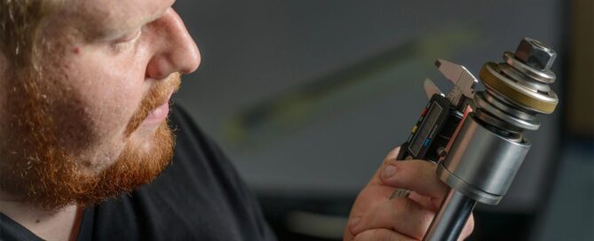Engineer measures vHUMS suspension components